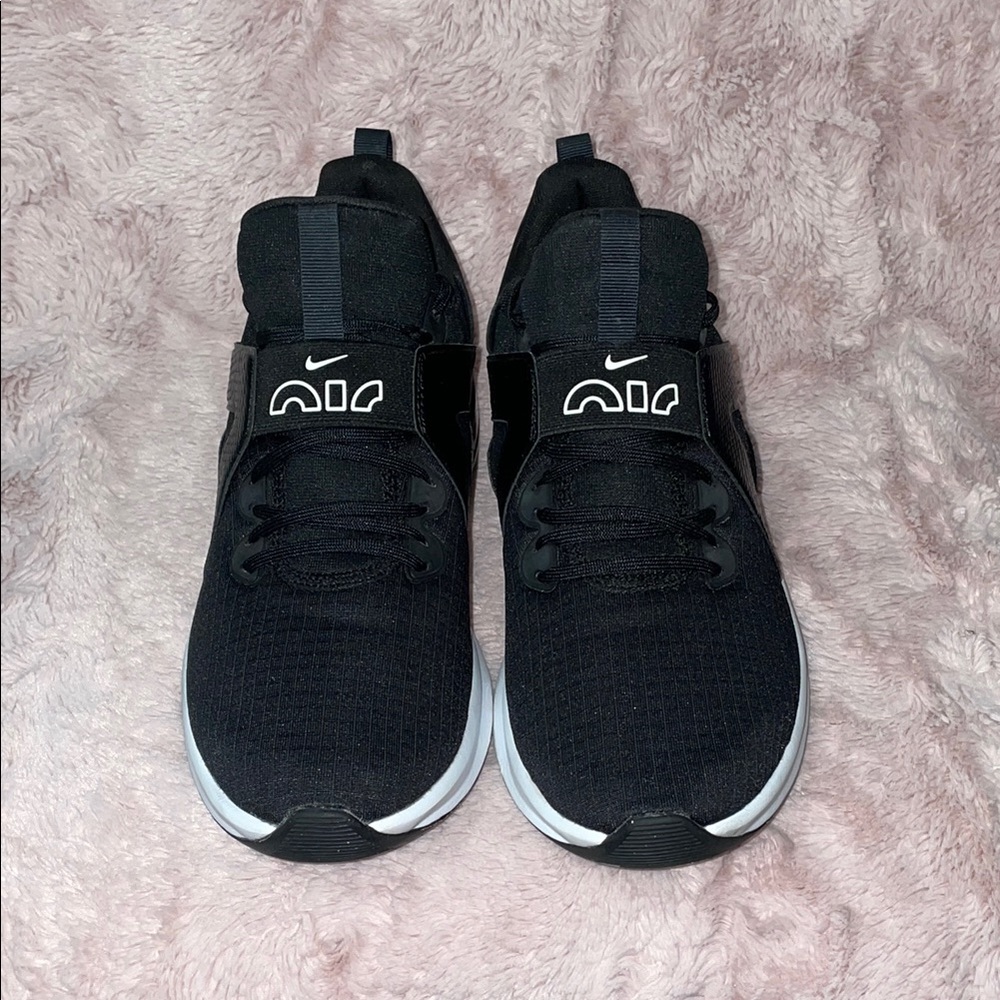 Nike Airmax Black and White Athletic Shoes Sleek Design